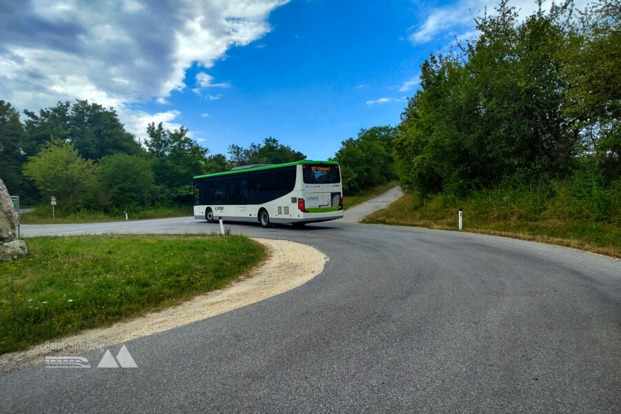 Rechts vom Bus geht der Weg los. Foto: Simon Widy