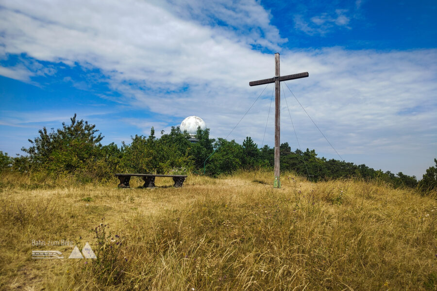 Gipfelkreuz und Radar am Buschberg. Foto: Simon Widy