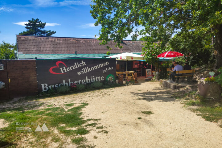 Pause und Jause bei der Buschberghütte. Fotos: Simon Widy