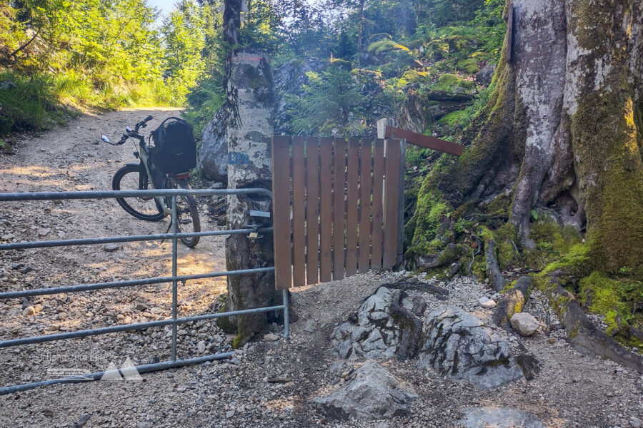 Selbstschließendes Gatter – mit hilfreichem Stein zum Arretieren. Foto: Karl Plohovich