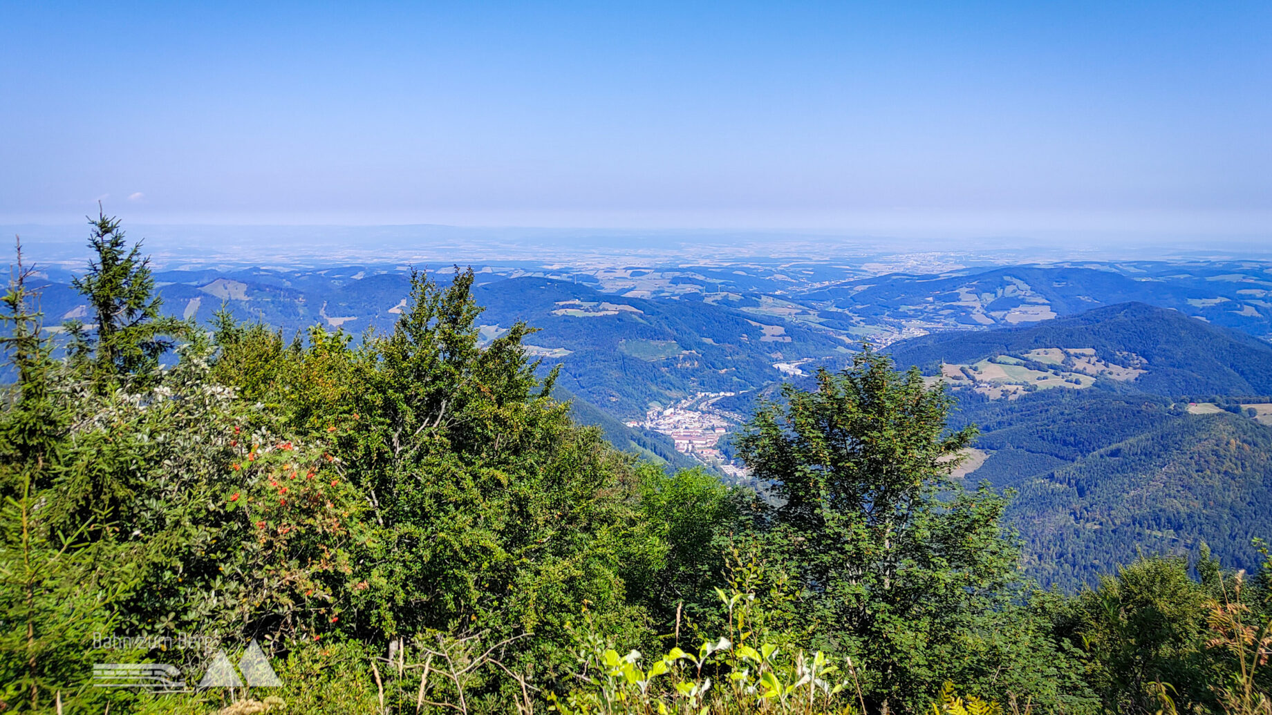 Aufstieg zum Gipfel des Muckenkogels, Aussicht auf das Traisental. Fotos: Simon Widy