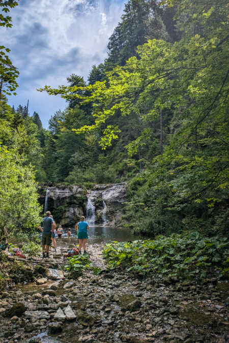 Der Weg führt durch Felstunnel hindurch und schnell zu den ersten Bademöglichkeiten. Foto: Peter, POW AT