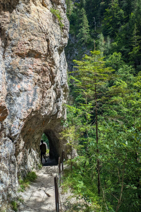 Der Weg führt durch Felstunnel hindurch und schnell zu den ersten Bademöglichkeiten. Foto: Peter, POW AT