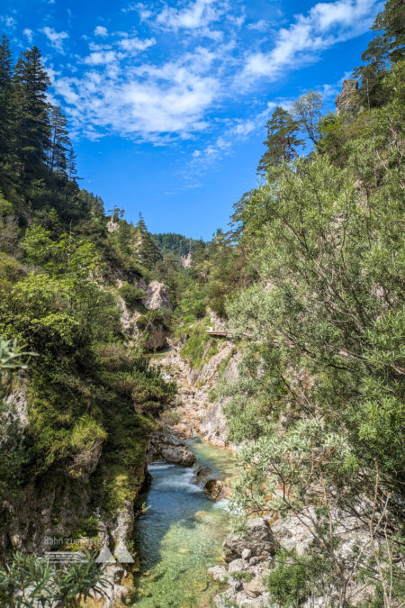 Der Weg ist mit viel Aufwand sehr schön in die Natur gelegt und eröffnet nach jeder Kurve erneut staunende Blicke. Foto: Peter, POW AT