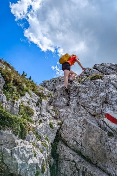 In den Kraxelstellen des rauen Kammes. Der Weg ist immer äußerst gut markiert. Foto: Peter, POW AT