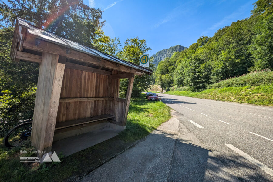 Ausgangspunkt der Tour in Marktschellenberg bei der Bushaltestelle “Eishöhle”. Foto: Maresa Brandner