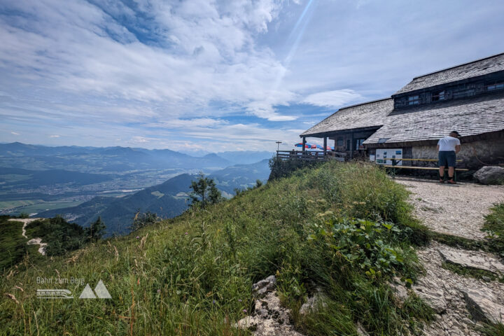 Die Toni-Lenz-Hütte am Untersberg. Links erkennt man bereits das Gipfelkreuz des Geierecks. Fotos: Maresa Brandner