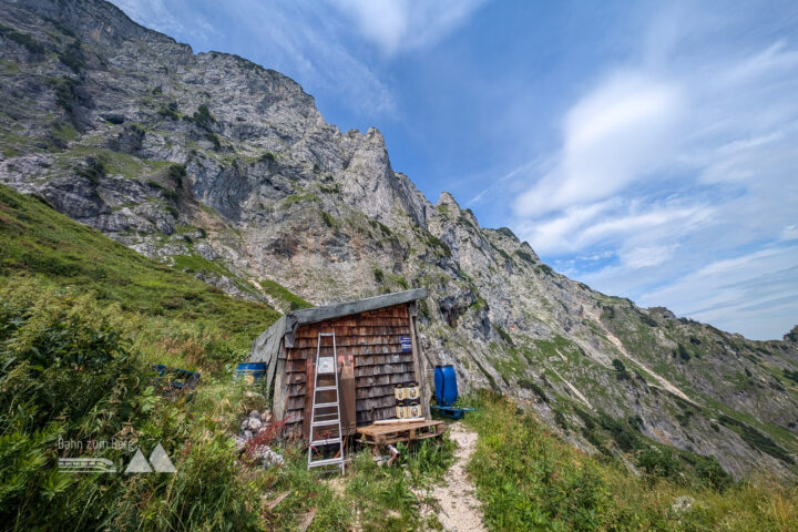 Die Toni-Lenz-Hütte am Untersberg. Links erkennt man bereits das Gipfelkreuz des Geierecks. Fotos: Maresa Brandner