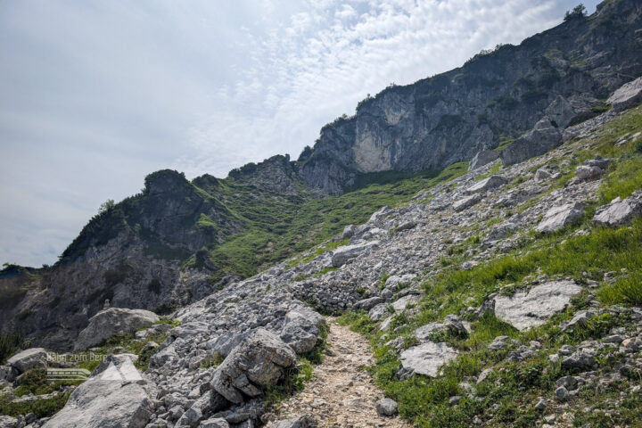 Über einen steinigen Weg vorbei am ersten Gipfelkreuz der heutigen Tour, dem Kleinen Heuberg. Fotos: Maresa Brandner