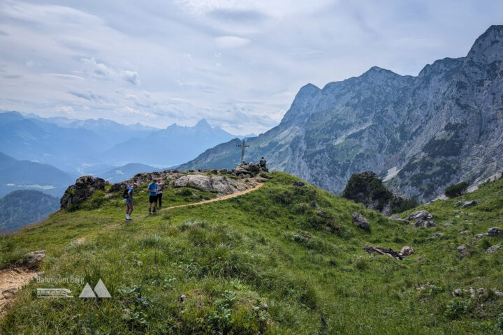 Über einen steinigen Weg vorbei am ersten Gipfelkreuz der heutigen Tour, dem Kleinen Heuberg. Fotos: Maresa Brandner