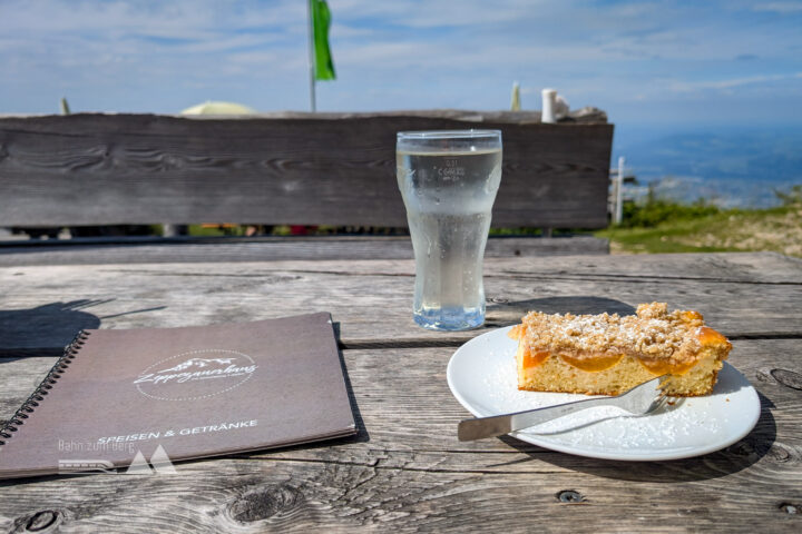 Erst noch ein Abstecher auf Kaffee und Kuchen im Zeppezauerhaus. Fotos: Maresa Brandner