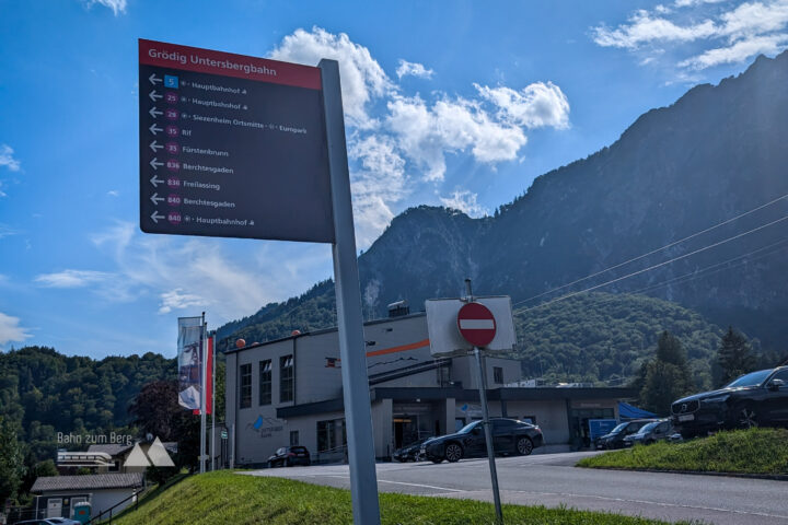 Die Talstation mit Hinweisschildern zur direkt davor liegenden Bushaltestelle. Die Haltestelle in Richtung Berchtesgaden liegt direkt an der Hauptstraße. Fotos: Maresa Brandner