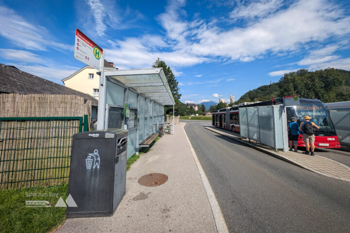 Die Talstation mit Hinweisschildern zur direkt davor liegenden Bushaltestelle. Die Haltestelle in Richtung Berchtesgaden liegt direkt an der Hauptstraße. Fotos: Maresa Brandner