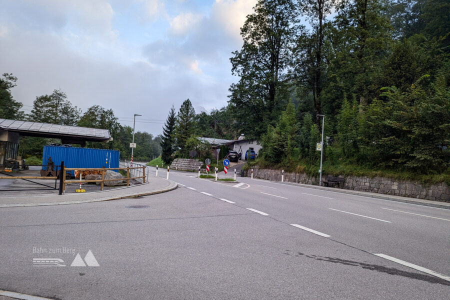 Die Startbushaltestelle “Wimbachbrücke” in den frühen Morgenstunden. Foto: Maresa Brandner