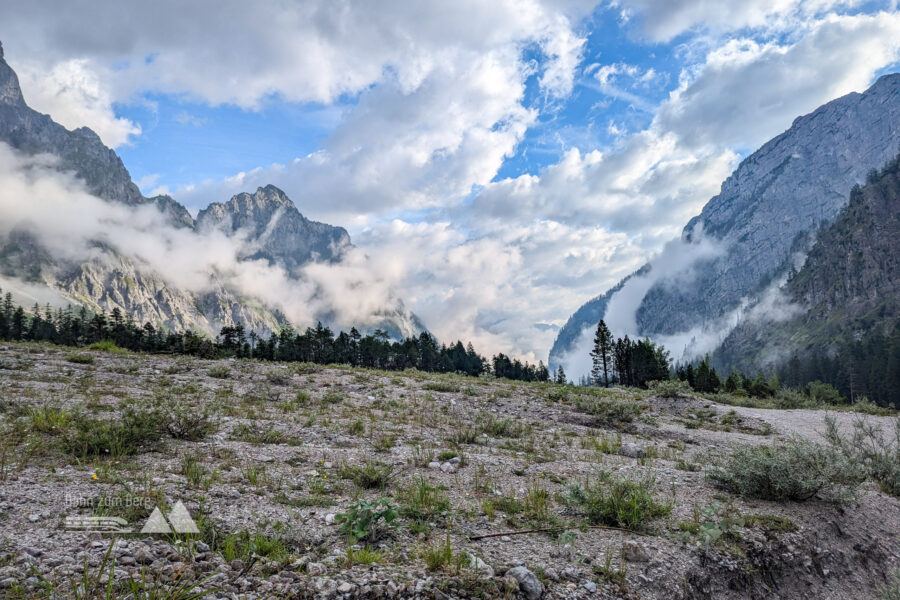 Rückblick durch das Wimbachgries, links die Hochkalter-Ostwand, rechts die Watzmann-Westwand. Foto: Maresa Brandner