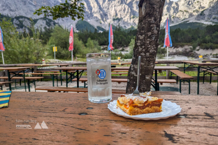 In der Wimbachgrieshütte angekommen gibt’s erstmal Kuchen und Hollerschorle. Fotos: Maresa Brandner