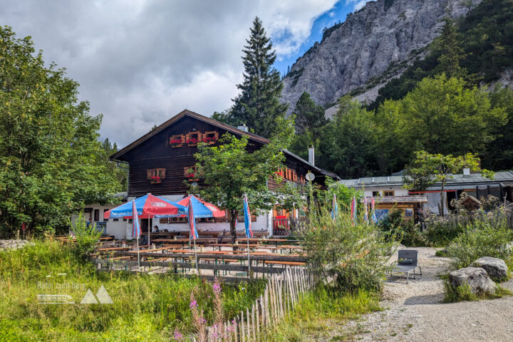 In der Wimbachgrieshütte angekommen gibt’s erstmal Kuchen und Hollerschorle. Fotos: Maresa Brandner