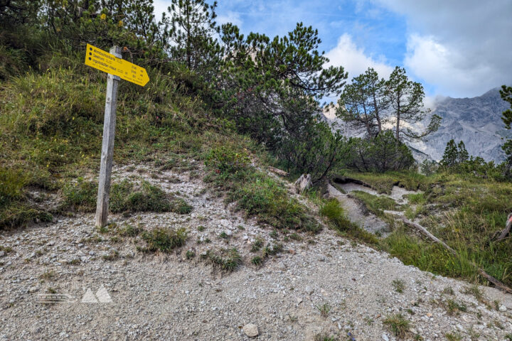 Der Wegweiser zum Loferer Seilergraben liegt etwas versteckt. Fotos: Maresa Brandner