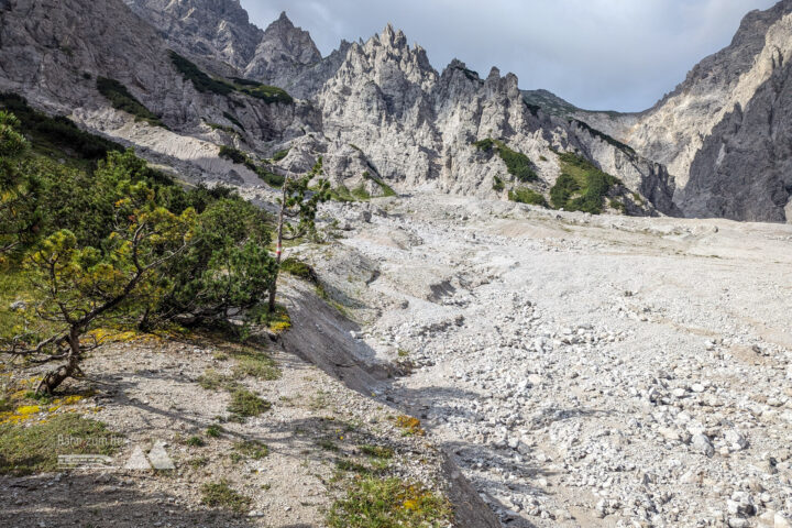 Der weitere Weg in Richtung Loferer Seilergraben ist mit rot-weißen Pfosten und auf Steinen markiert. Hier ist etwas Orientierungssinn gefordert. Fotos: Maresa Brandner