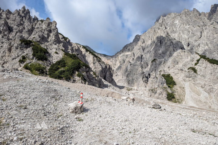 Der weitere Weg in Richtung Loferer Seilergraben ist mit rot-weißen Pfosten und auf Steinen markiert. Hier ist etwas Orientierungssinn gefordert. Fotos: Maresa Brandner