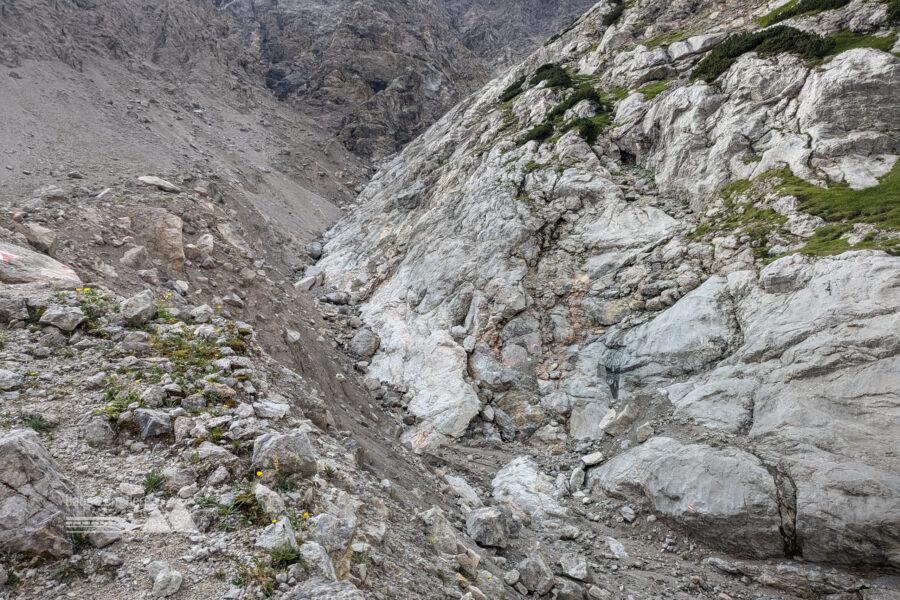 Rechts die Felsplatten des Loferer Seilergrabens. Zuerst muss jedoch durch die Schuttrinne abgestiegen werden. Foto: Maresa Brandner