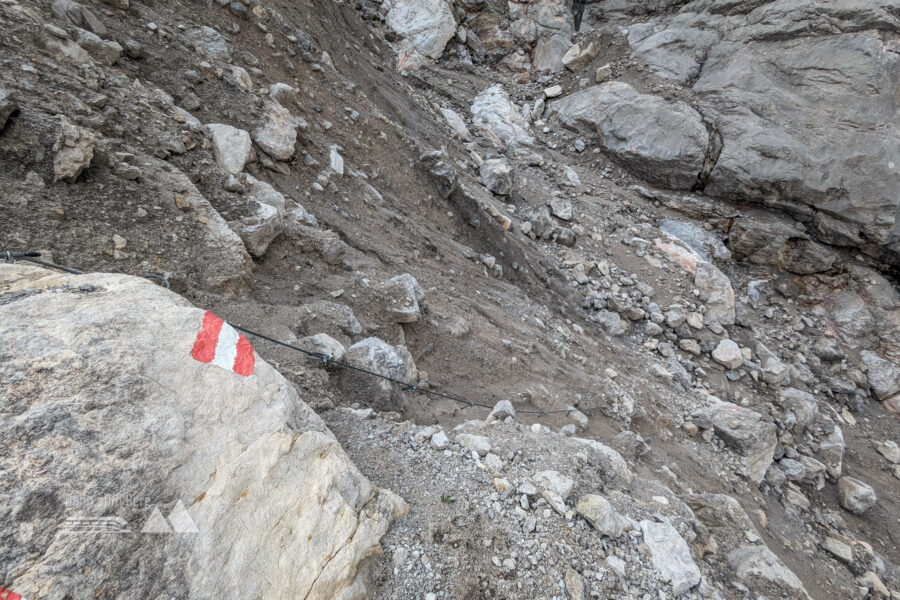 Die Schlüsselstelle der Tour, der Abstieg durch die Schuttrinne, wurde vor kurzem durch ein Stahlseil entschärft. Foto: Maresa Brandner