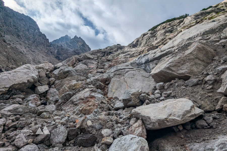 Blick hinauf zum Weiterweg, der in leichter Kraxelei und steilen Wegen über 400 Höhenmeter zur Wimbachscharte führt. Foto: Maresa Brandner