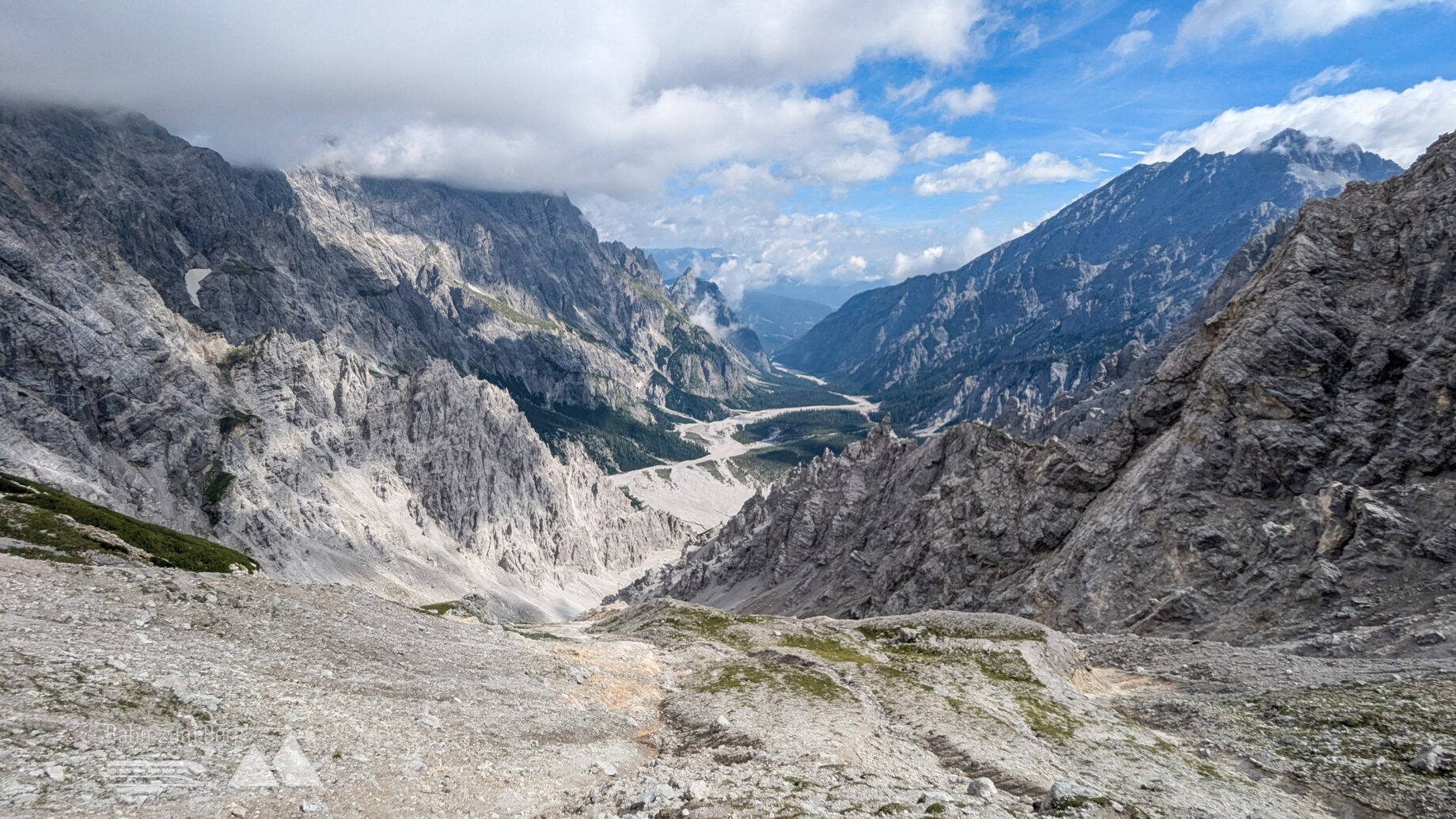 Der Rundumblick von der Wimbachscharte aus. Links blickt man in Richtung Lofer mit Hochkranz, mittig das Wimbachgries und rechts der Weg zum Seehorn. Fotos: Maresa Brandner