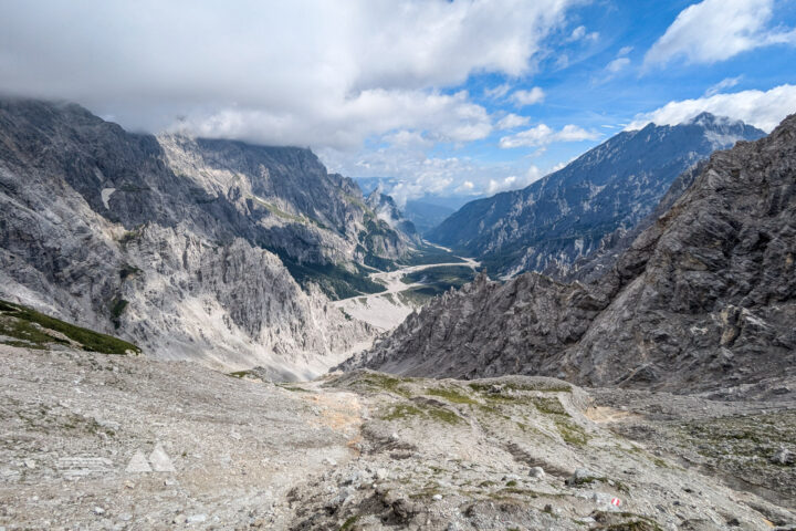 Der Rundumblick von der Wimbachscharte aus. Links blickt man in Richtung Lofer mit Hochkranz, mittig das Wimbachgries und rechts der Weg zum Seehorn. Fotos: Maresa Brandner