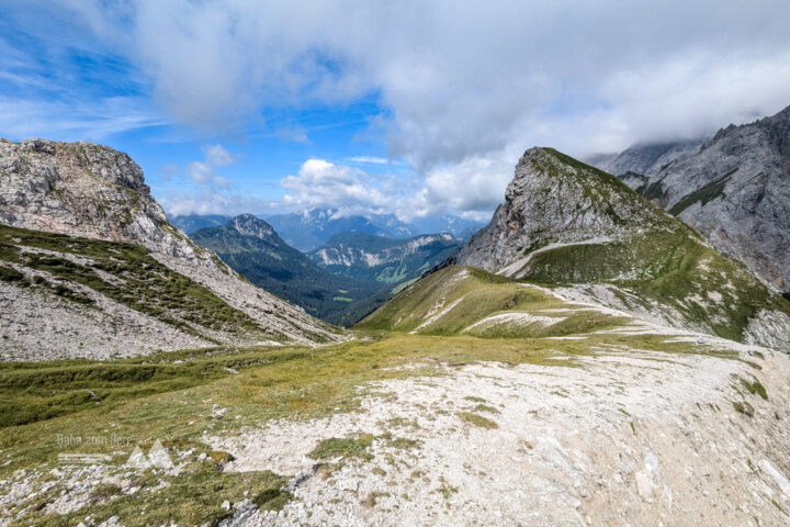 Der Rundumblick von der Wimbachscharte aus. Links blickt man in Richtung Lofer mit Hochkranz, mittig das Wimbachgries und rechts der Weg zum Seehorn. Fotos: Maresa Brandner