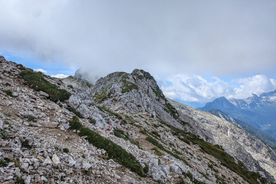 Hinter den Wolken versteckt sich das Seehorn, rechts erkennt man die Leoganger Steinberge. Foto: Maresa Brandner