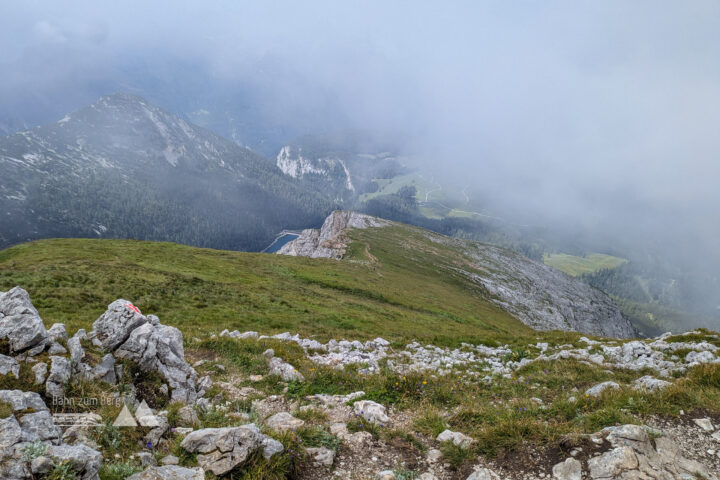 Der Weg ins Tal führt mittelschwer die Flanke des Seehorns bergab. Sogar ein See liegt auf dem Weg. Fotos: Maresa Brandner