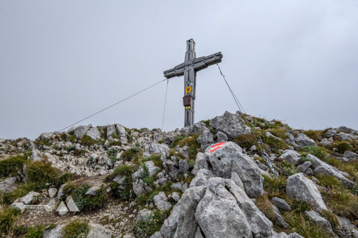 Am Gipfel angekommen. Pause gibt’s mit Blick auf den Hundstod, der darunter liegenden Hochwies (auch ein sehr lohnendes Ziel) und dem Steinernen Meer. Fotos: Maresa Brandner