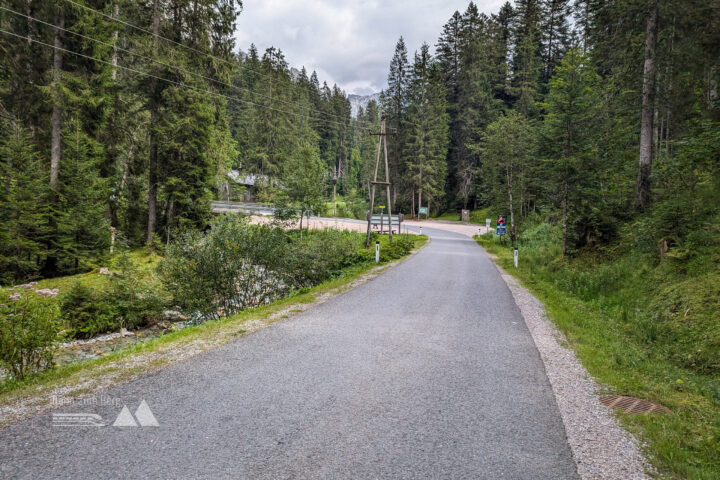 Nach 22 Kilometern und 1800 Höhenmetern an der Zielbushaltestelle angekommen. Fotos: Maresa Brandner