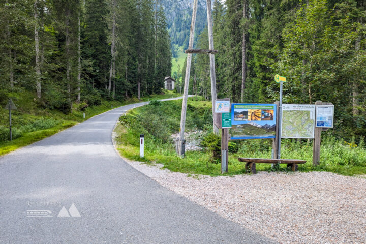 Nach 22 Kilometern und 1800 Höhenmetern an der Zielbushaltestelle angekommen. Fotos: Maresa Brandner