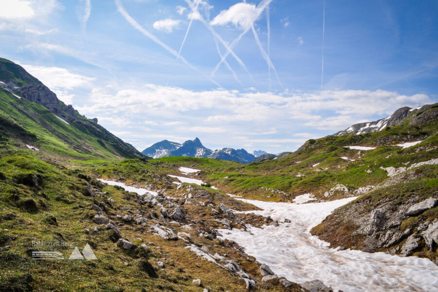 Rückblick auf den bisherigen Weg, mittig Pöngertlekopf und Pfaffeneck. Foto: Norman und Lisa