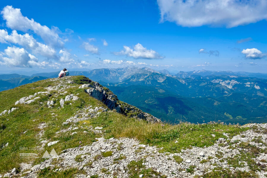 Perfektes Anlehnplatzerl links vom Gipfel. Foto Veronika Schöll