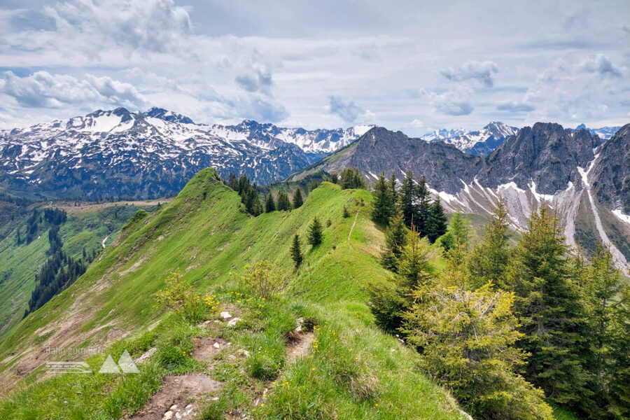 Unbekannter Pfad am Wiesengipfel und fantastische Fernsicht. Foto: Alice Frischherz