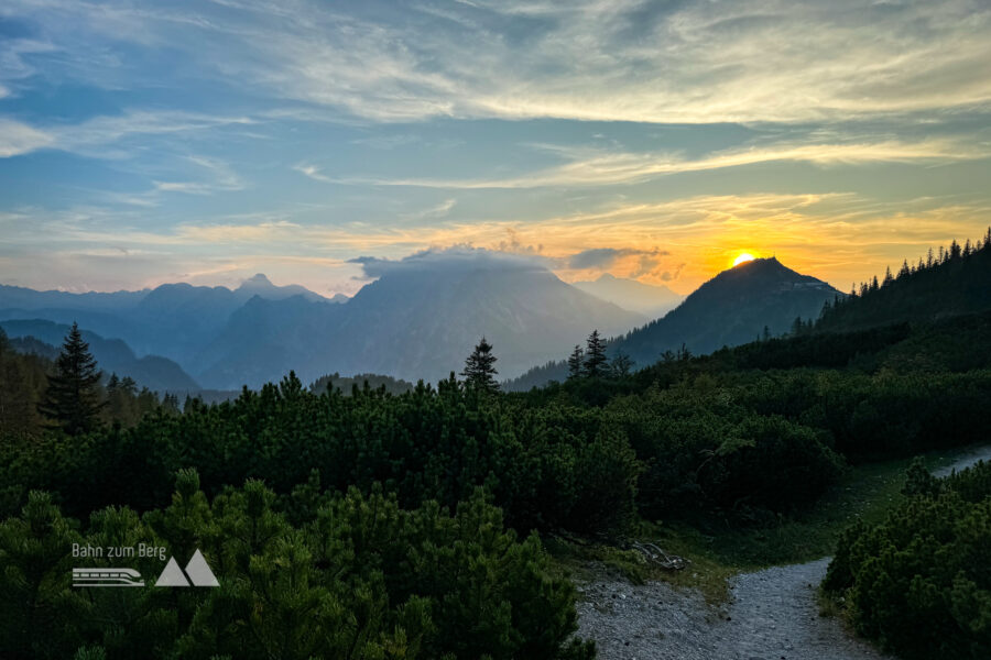 Die Sonne verschwindet hinter dem Berg. Foto: Bernhard Walle