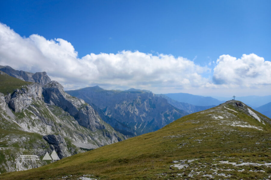 Blick zum Gipfelkreuz. Foto: Martina Friesenbichler