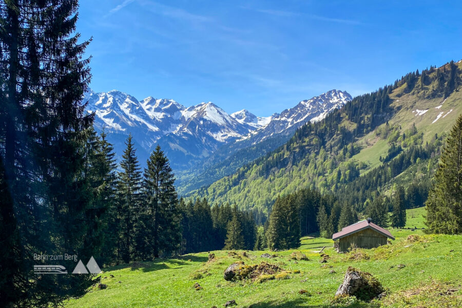 Im Süden grenzt das deutsche Oberstdorf an Österreich. Hier geht der Blick in das malerische Stillachtal, das ebenfalls gut mit Öffis erreichbar ist. Foto: POW AT