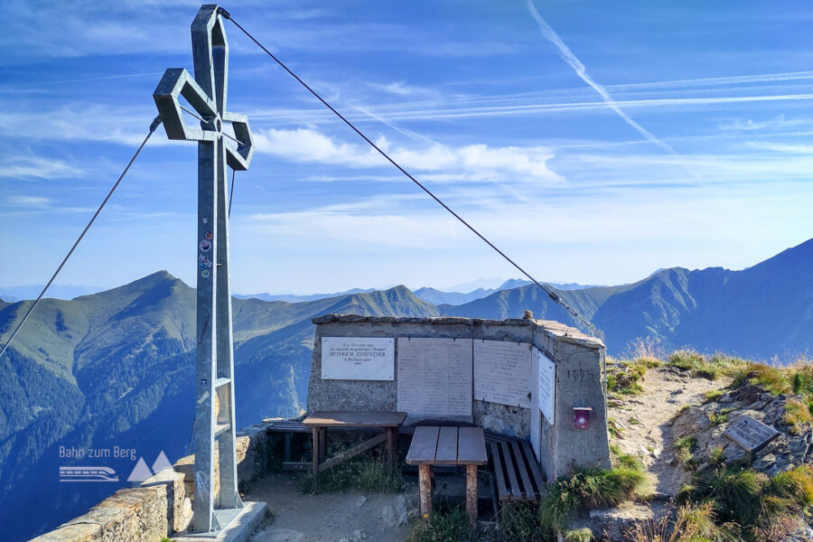 Hüttenkogel – unter dem rechten Abspannseil im Dunst der Dachstein. Foto: Karl Plohovich