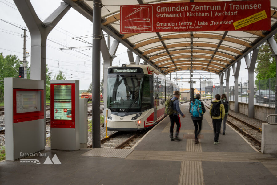 Vom Zug in die Traunsee Tram. Foto Lukas Pilz