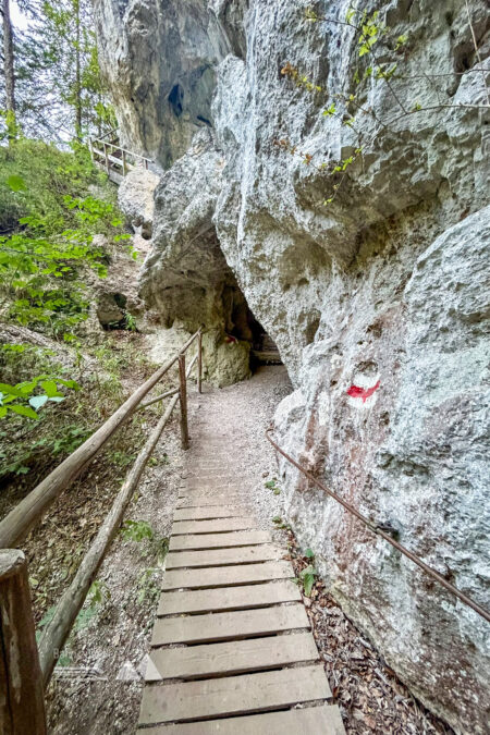 Durchgangshöhle am Rudolph-Decker-Steig. Foto Veronika Schöll