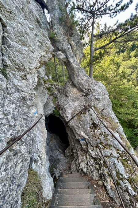 Durchgangshöhle am Rudolph-Decker-Steig. Foto Veronika Schöll