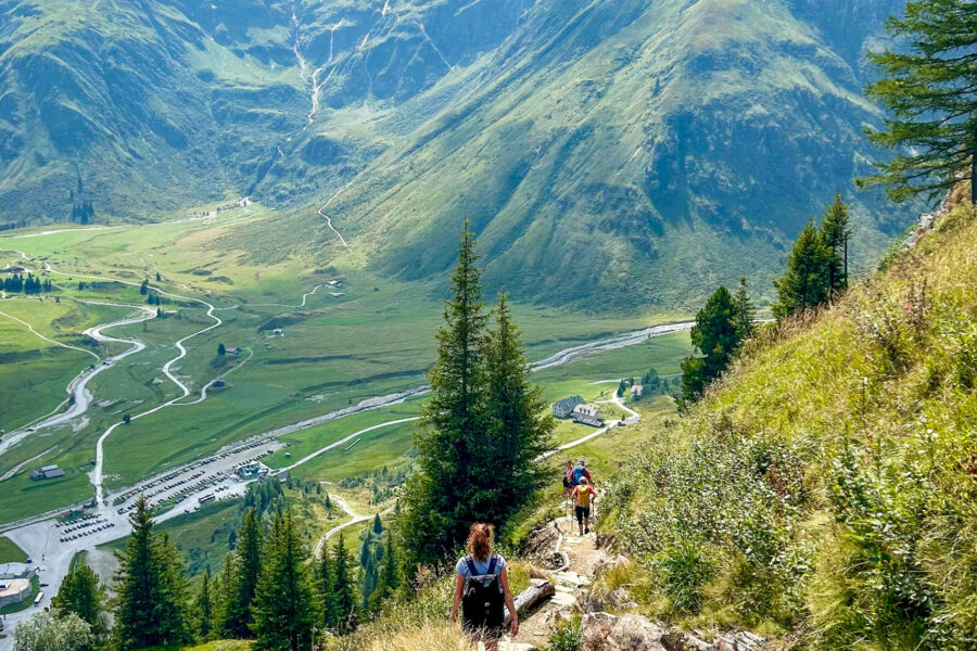 Rechts unten der Weg zum Niedersachsenhaus und links die Bushaltestelle. Foto Veronika Schöll